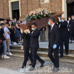 Volvera, lutto cittadino per i funerali della donna uccisa dall'ex compagno: «Cristina amava la vita»