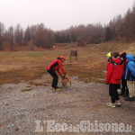 Sestriere: gli studenti delle Medie all'esercitazione di Soccorso Alpino con i cani