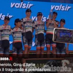 Embedded thumbnail for Giro d&amp;#039;Italia, Cuneo - Pinerolo: scene dopo il traguardo e premiazioni